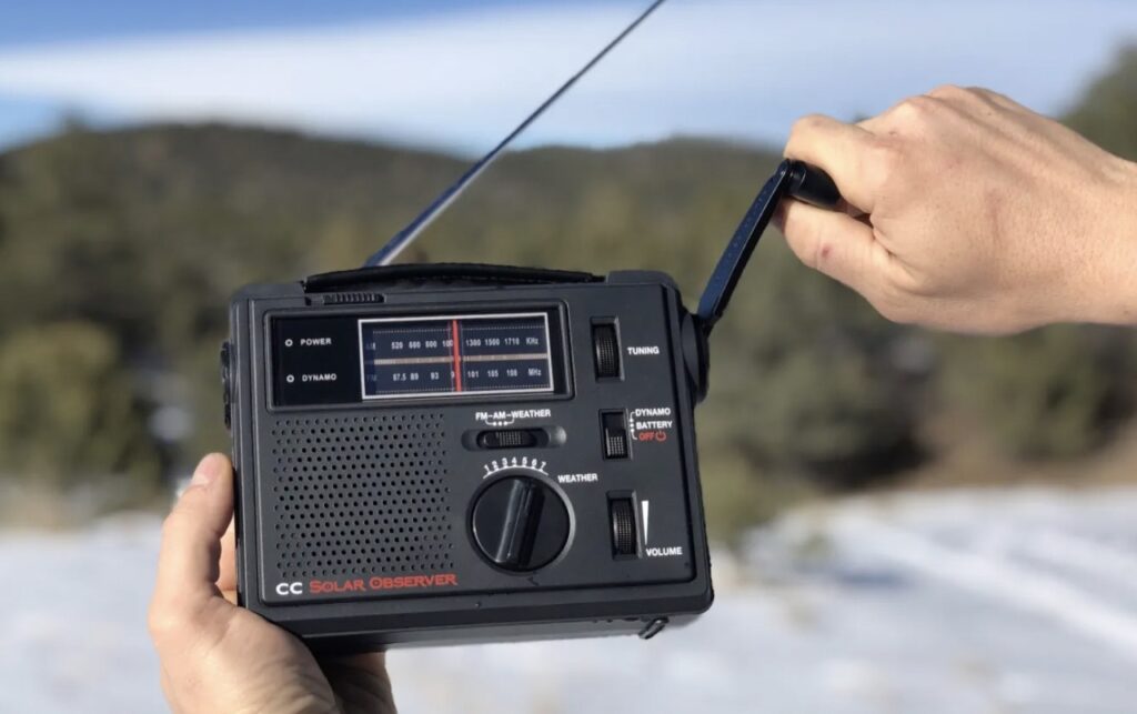 应对自然灾害，个人可以配备哪些应急通信装备